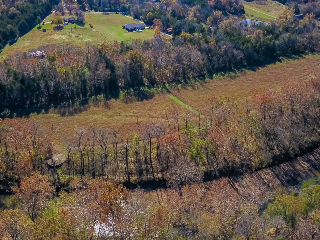 Home on 16 acres with River Frontage Guest home... Bonne