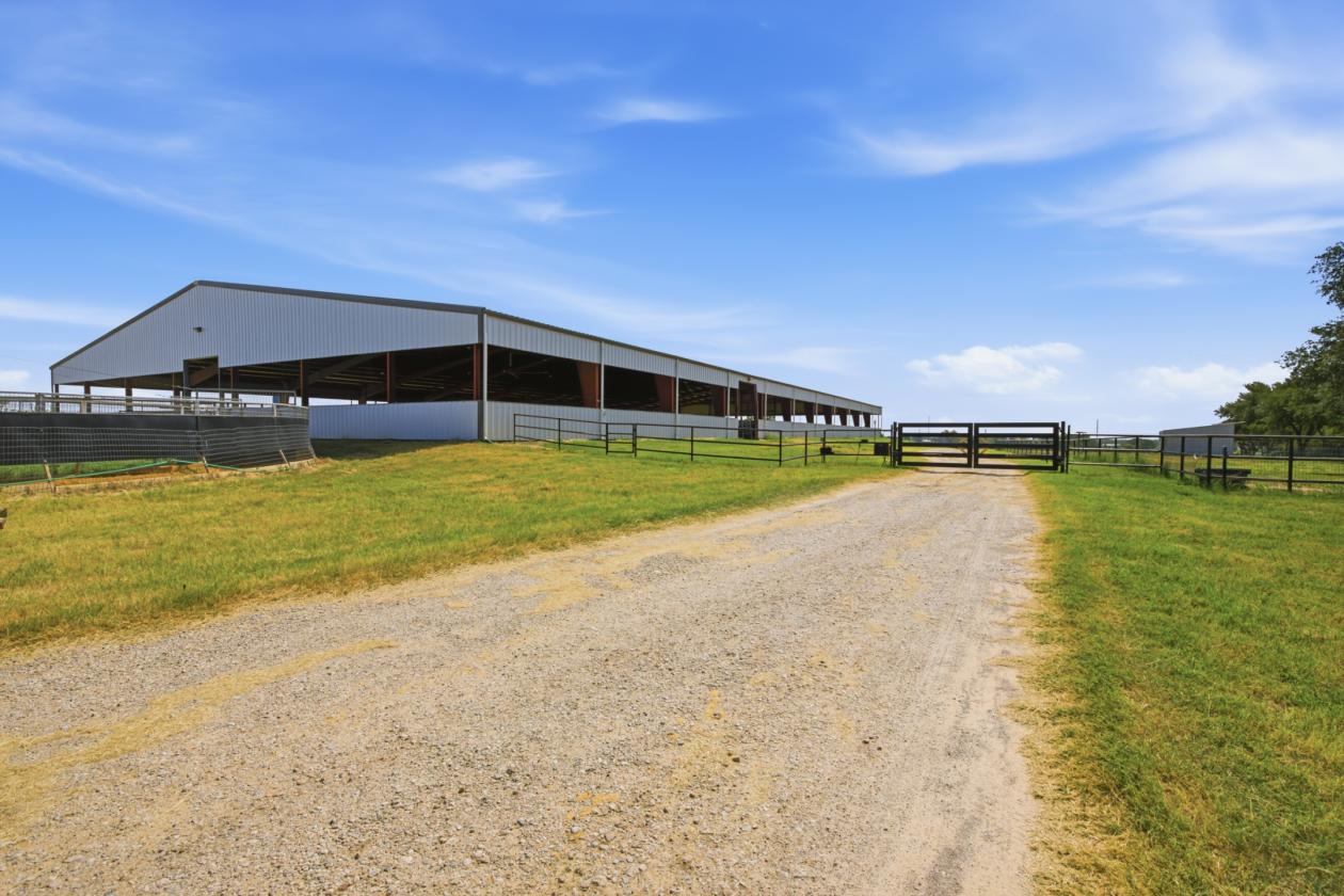 Exceptional Equestrian Estate w/ C-2 Potential! - photo 11