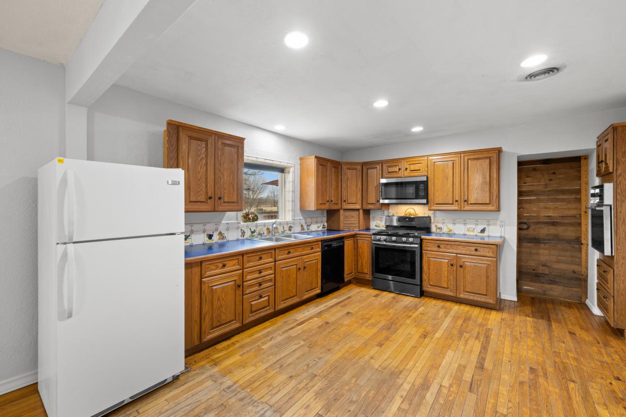 7 ACRE HORSE PROPERTY WITH THREE HOUSES - photo 25