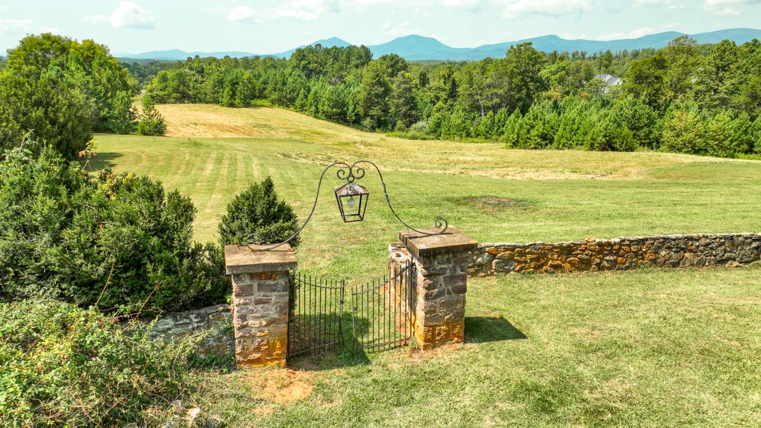 Magnificent views on this colonial home with 24 ac - photo 1