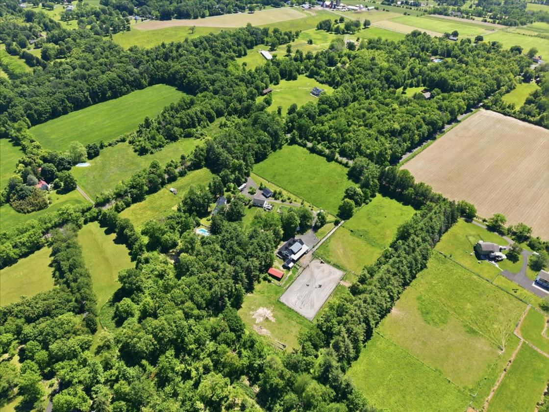 Equestrian estate w/ luxury barn & carriage house - photo 29
