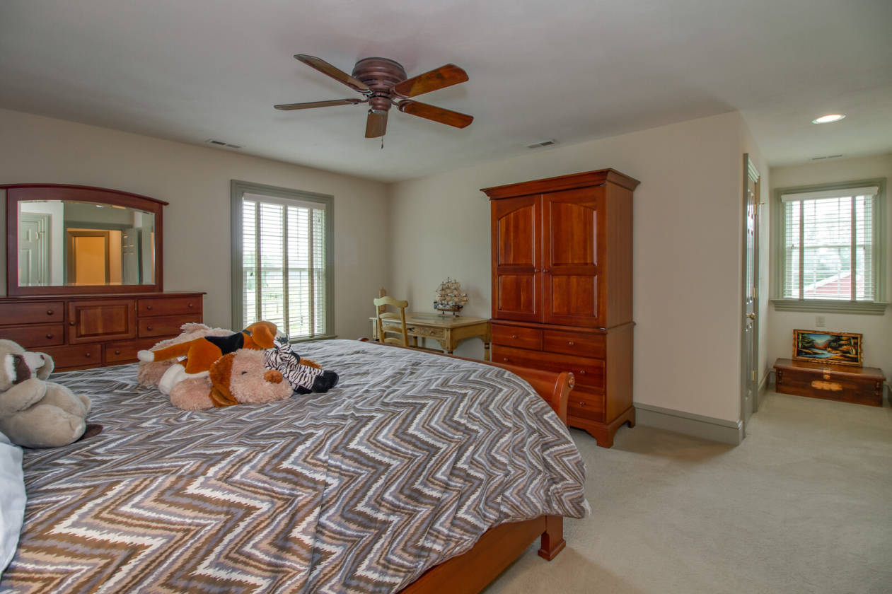 Beautiful Equestrian Property with Stables/Horse Farm for Sale in