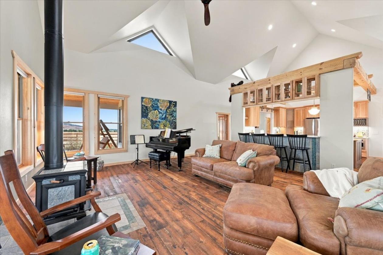 Bring Horses to gorgeous views and custom home! - photo 10