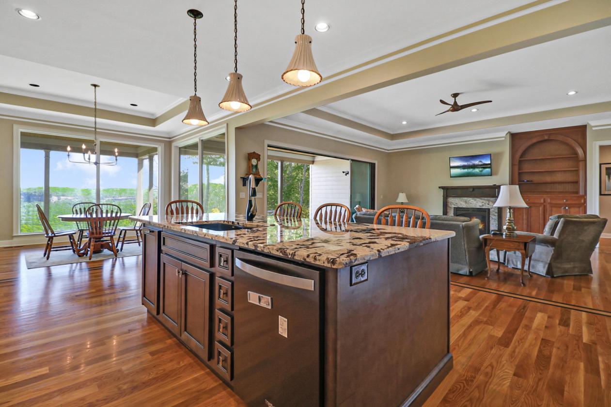 Luxury living meets sweeping, unforgettable views - photo 18