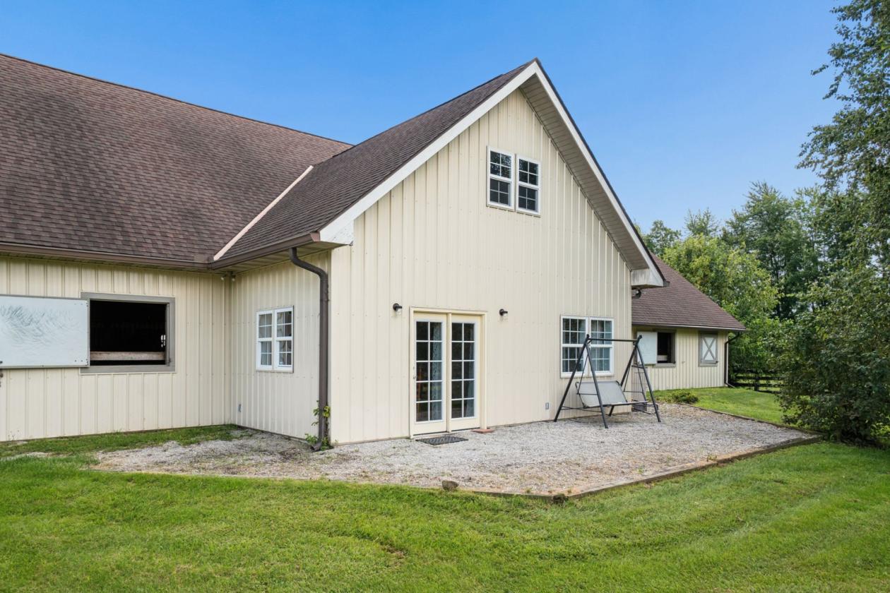 Distinctive Country Estate w 19 stall Horse Barn - photo 9