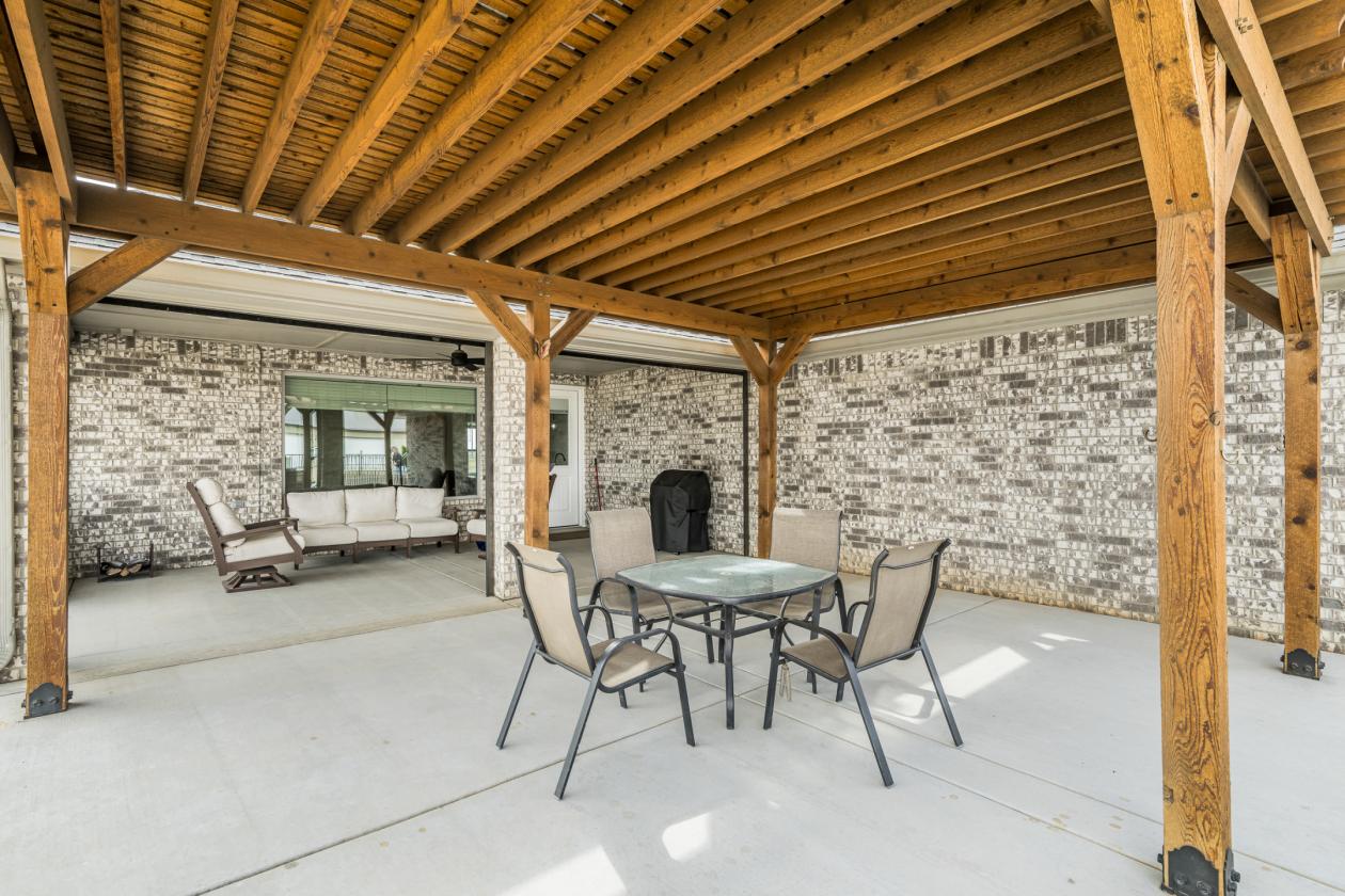 Beautiful Horse Property with a Pool! - photo 10