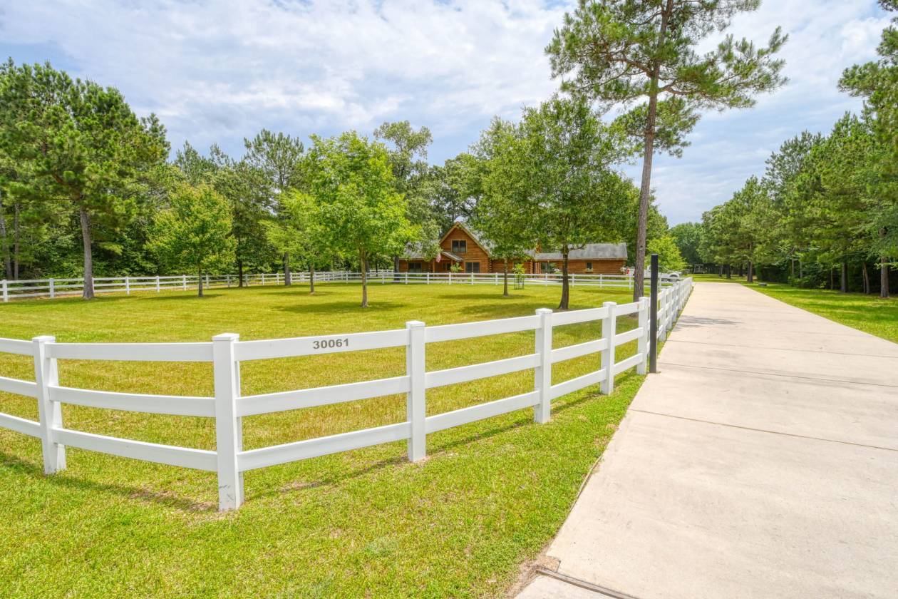 AN AMAZING HORSE PROPERTY IN GATED EQUESTRIAN COMMUNITY WITH MILES