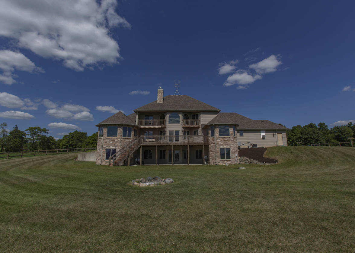 Luxurious custom home on 39 acres! Fremont, Steuben County, Indiana