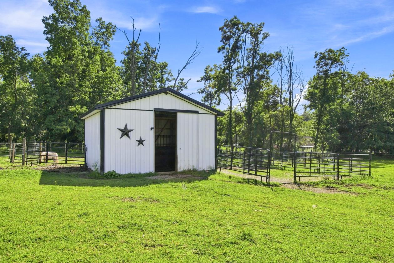 Equestrian Haven: Pool, Barns, Paddocks & More - photo 24