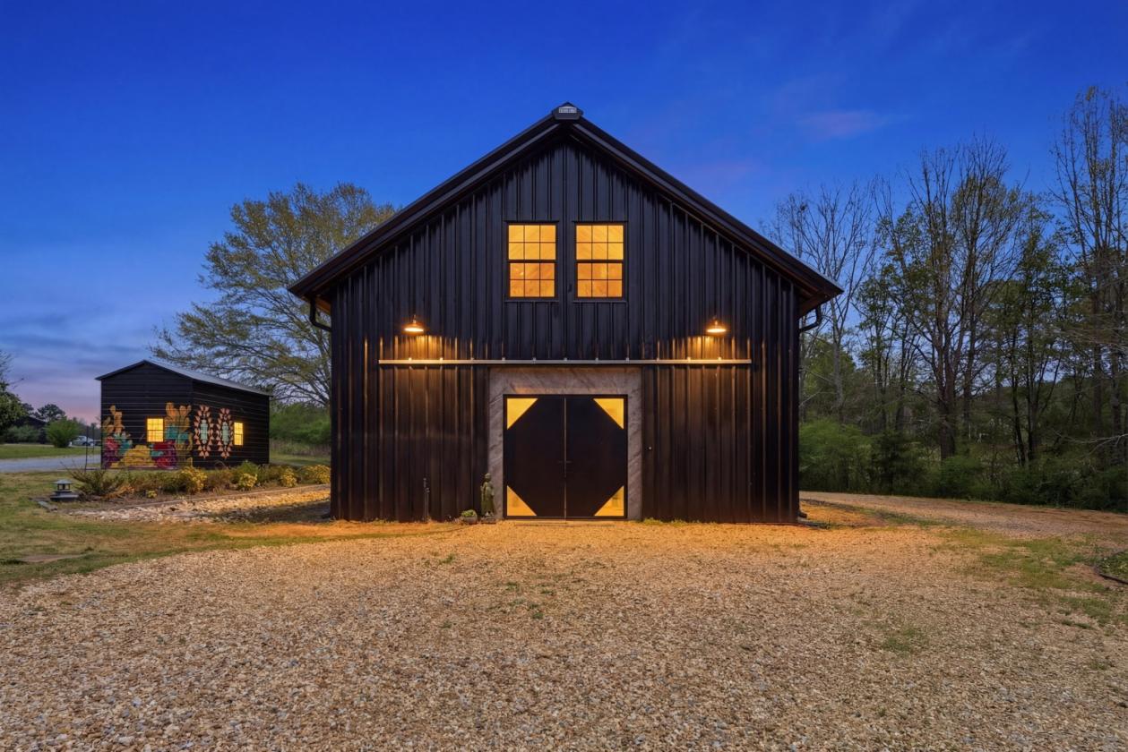 Luxurious Barndominium on Working Equestrian Farm - photo 2
