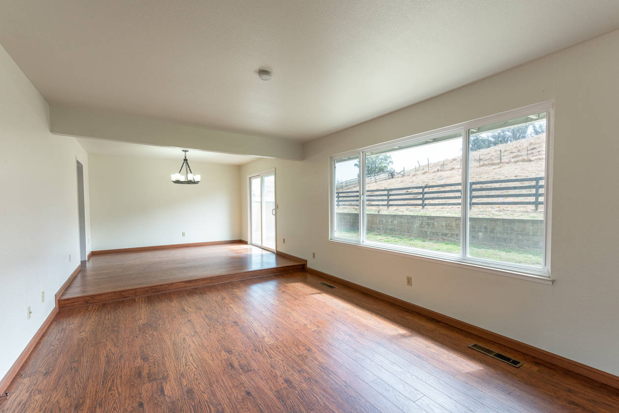 Beautiful Valley Ford Ranch on 12 Acres just minutes from... Valley