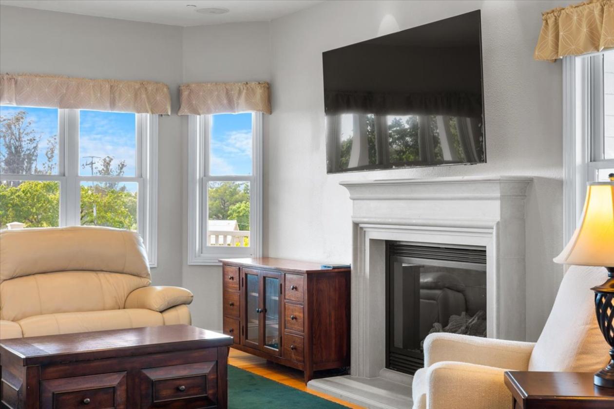 Modern Victorian Inspired Farmhouse on 2.74 acres! - photo 12