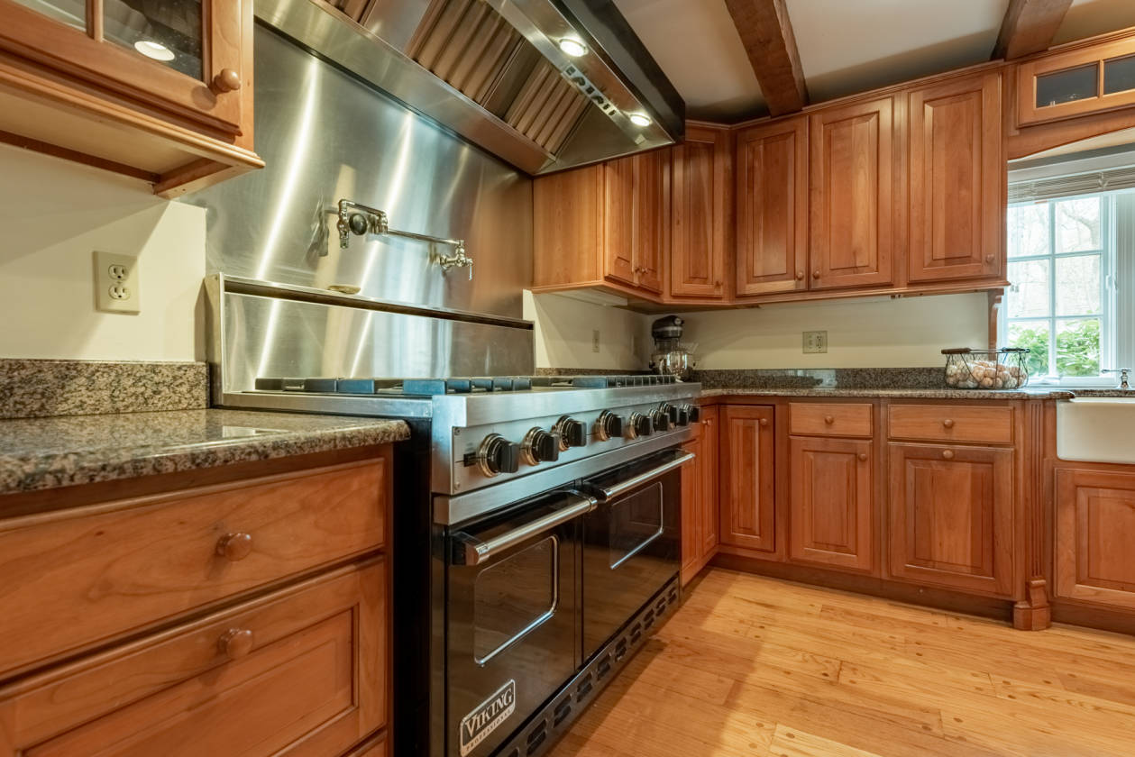 Beautiful horse property 4 stall barn ring and... Killingworth