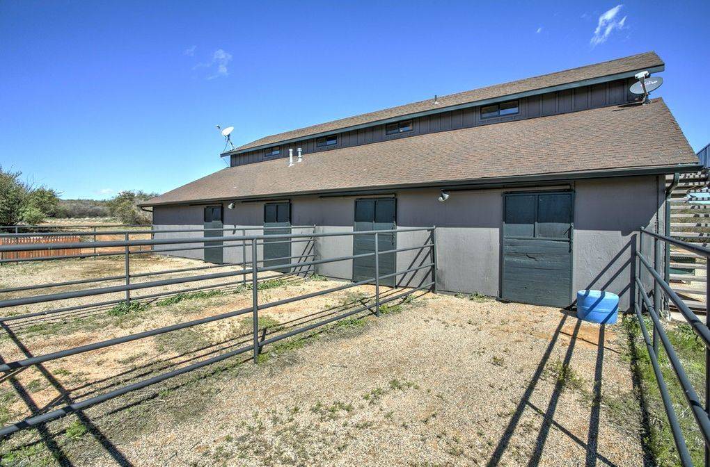Equestrian Lovers Dream with a heated 8 stall barn Prescott Valley