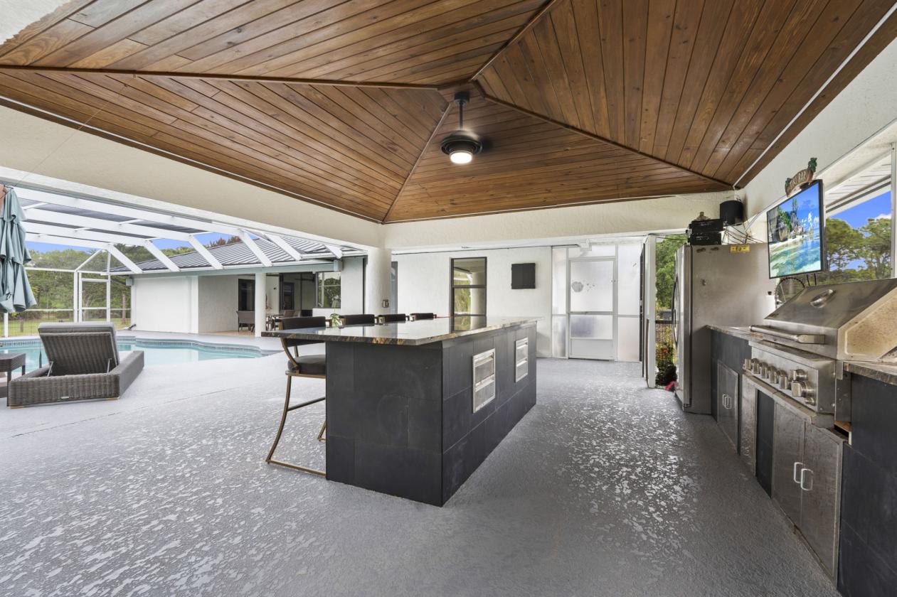 Beautifully updated 5 acre equestrian property - photo 14