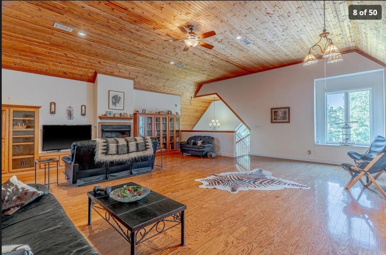 Luxury Home, Barn, Pasture, Riding Arena, 27 Acres - photo 9