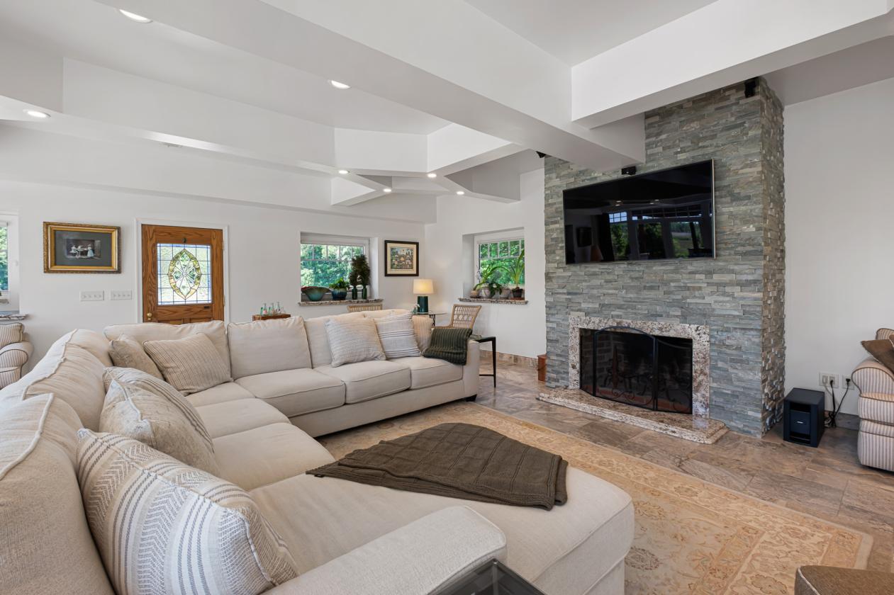 Barn Luxury Reimagined on 4.64 acres - photo 16