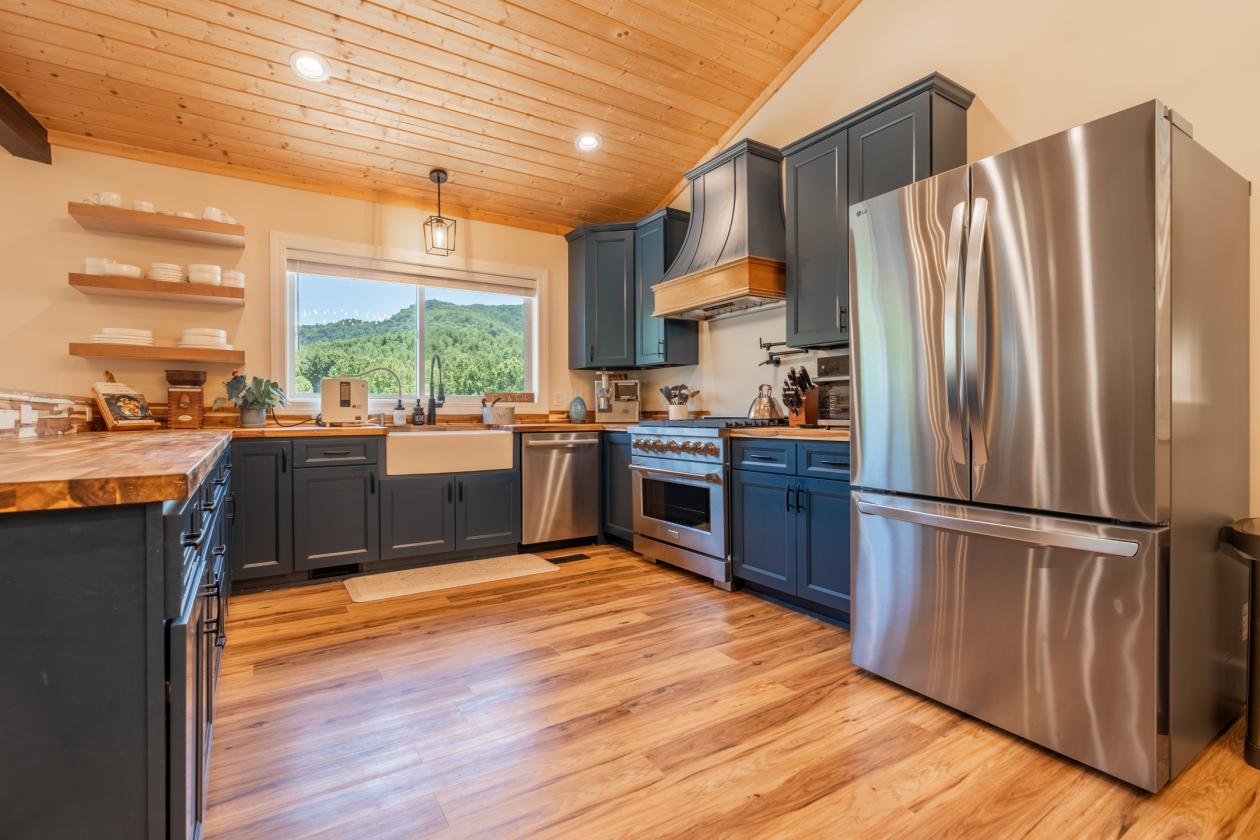 Timber-Frame Estate With Mountain Views - photo 19