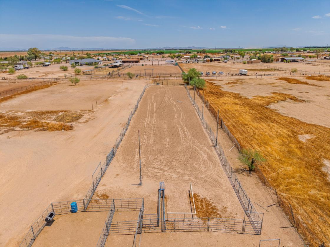 Affordable, clean, move in ready horse property! - photo 4