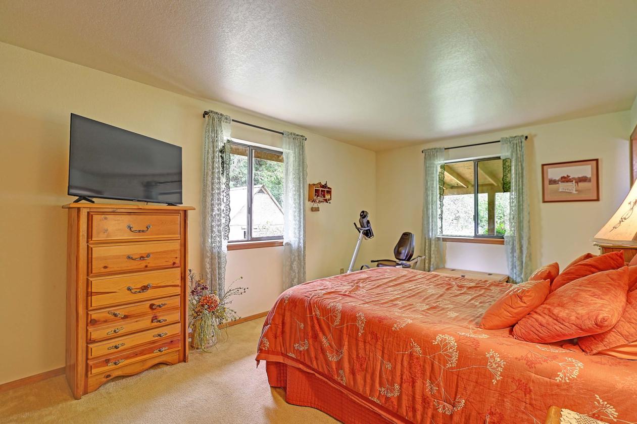 Pacific Northwest Retreat on 30 Private Acres - photo 11