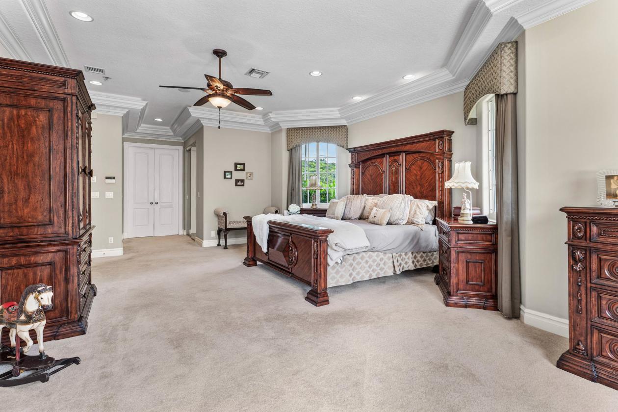 Spectacular 20-Stall Equestrian Estate on 6.34 Ac - photo 16