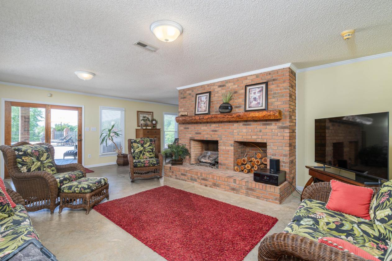 25-acre estate with river frontage and barn - photo 11