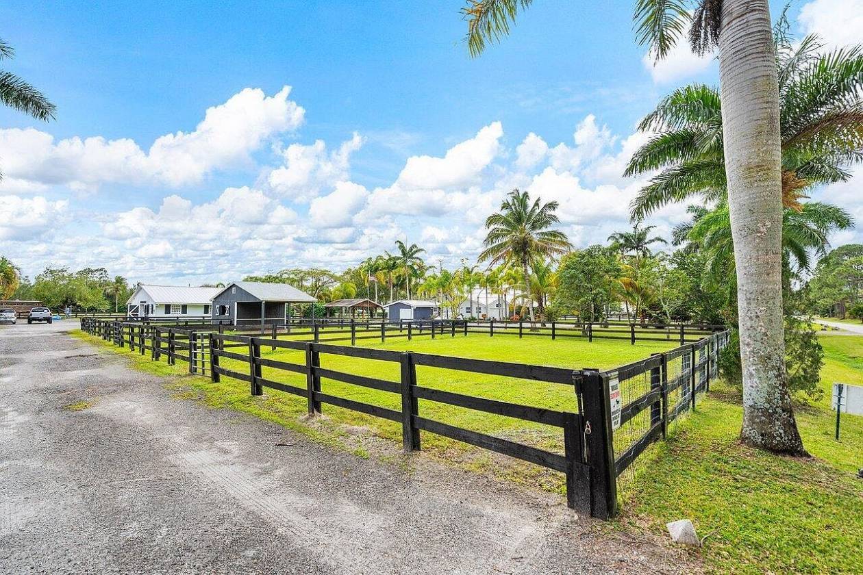 Horse Property for sale.