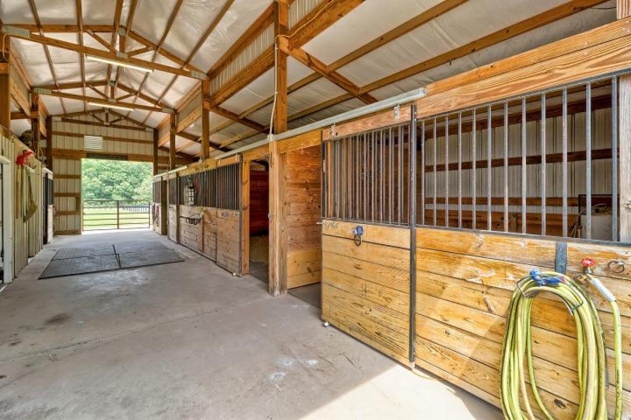 32.84 ACRES. EQUESTRIAN FACILITIES. - photo 16