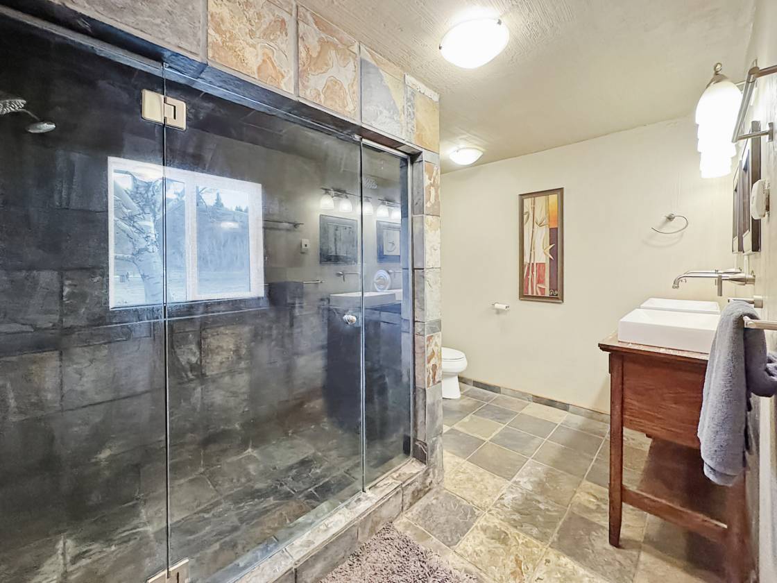 Beautiful homestead on 28 acres - photo 9