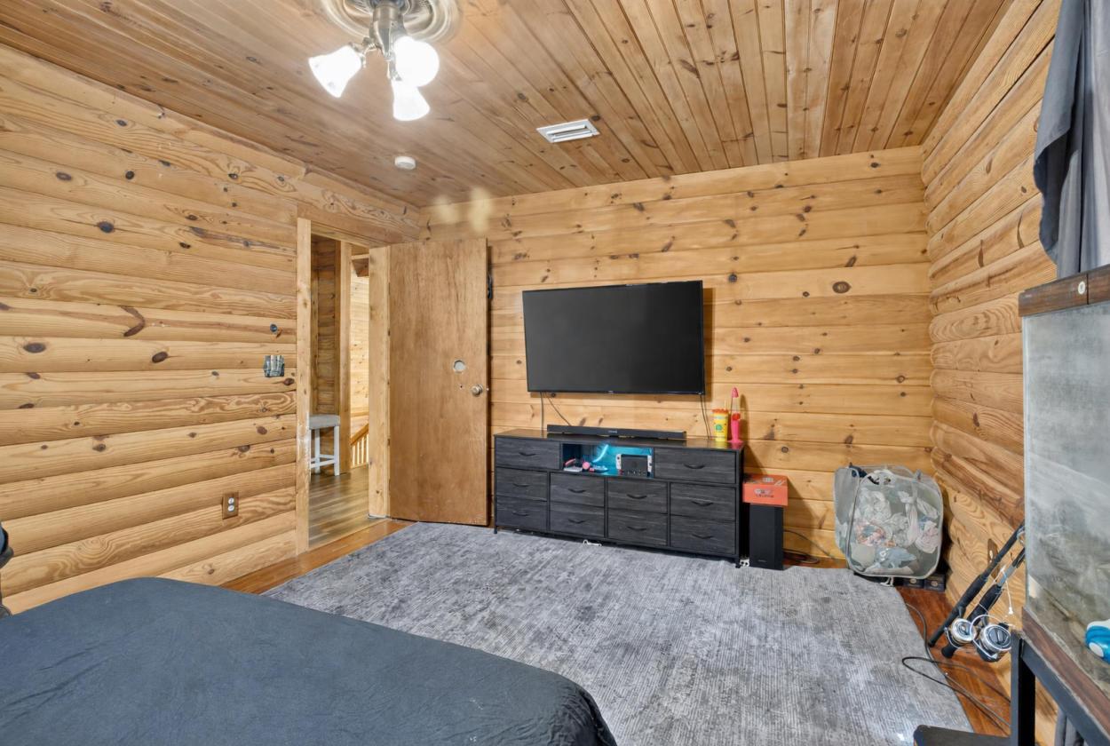Log Home on 10 acres - Bring your horses! - photo 25