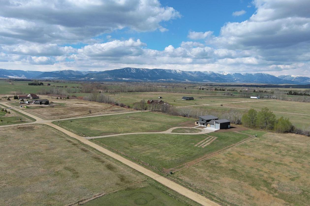 Stunning New Home w/ Mountain Views on 5.2 acres - photo 3
