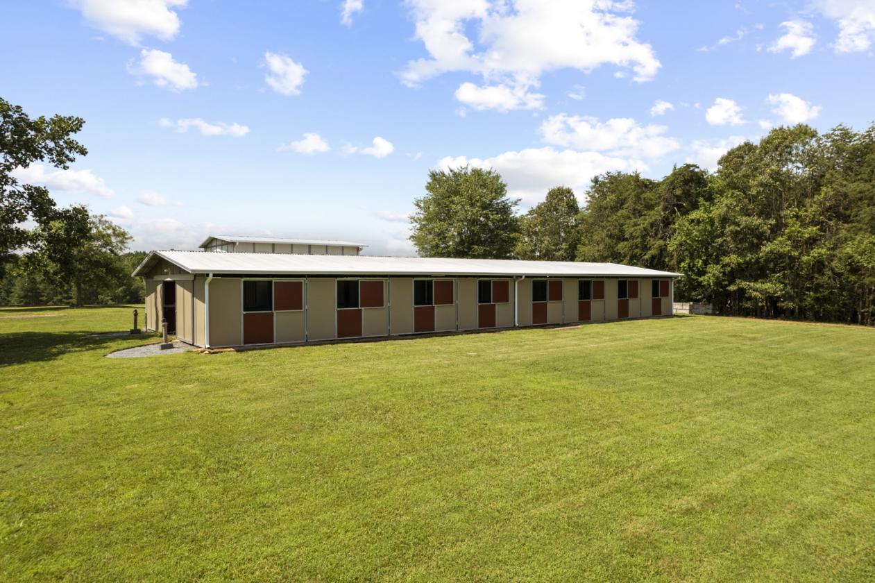 25-acre farm with 10 stalls and riding arena - photo 2