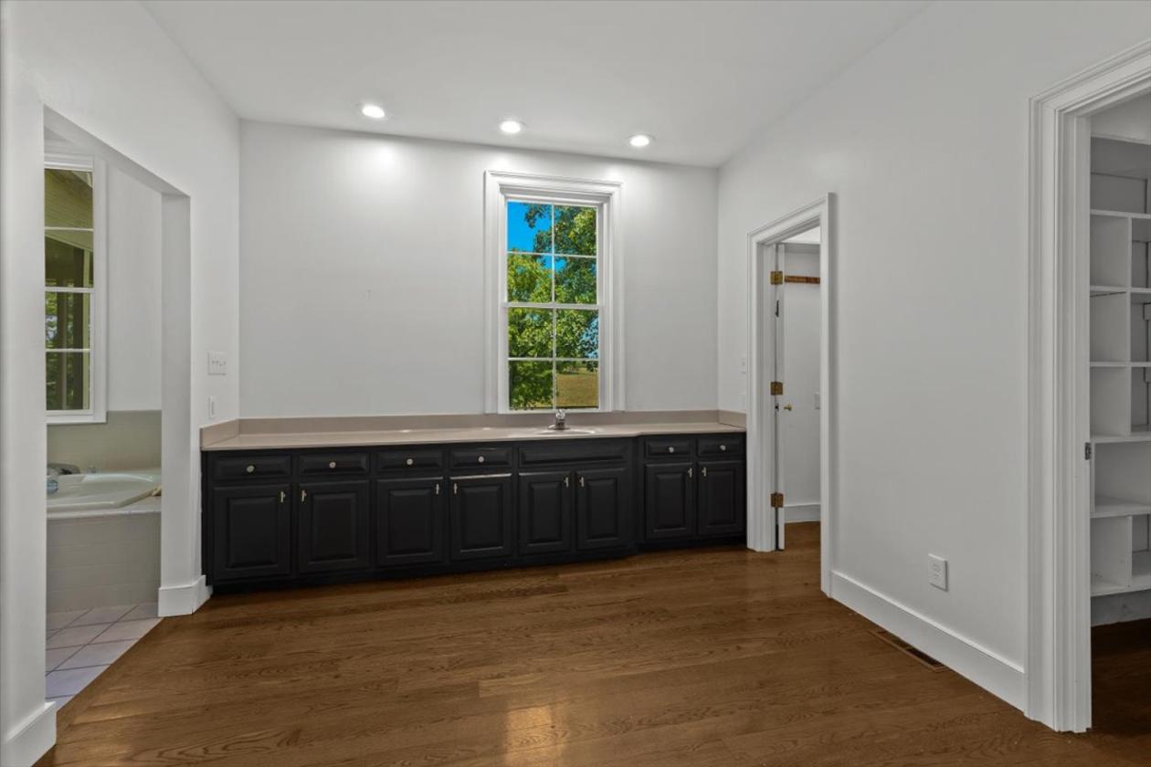 Woodford County Luxury Farm - photo 20
