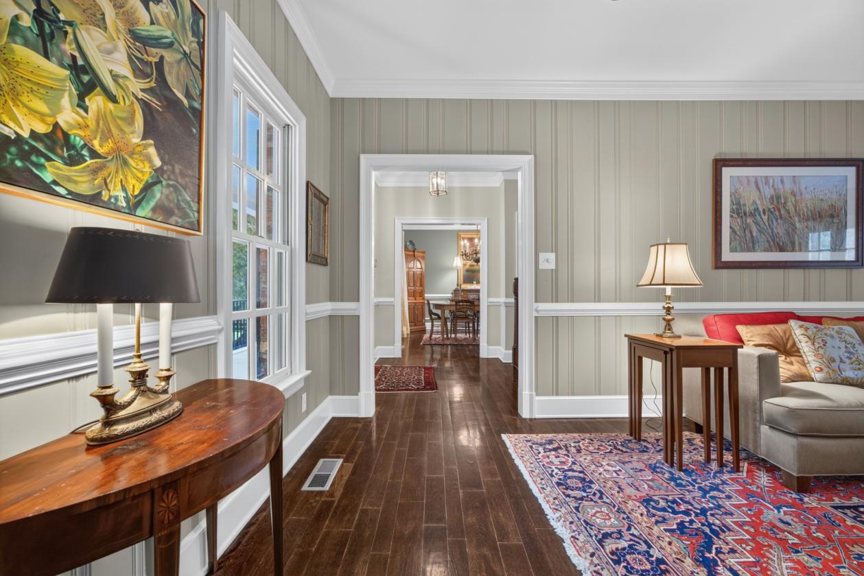 LOOKING for a 36 Equestrian Estate w/ guest house? - photo 4