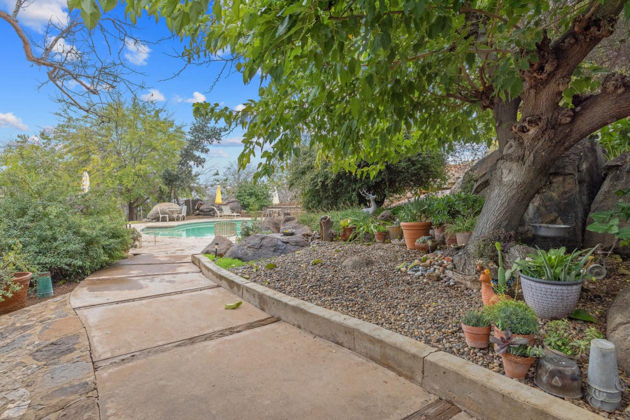 200 acres, two Harry Gesner homes, foothills - photo 12