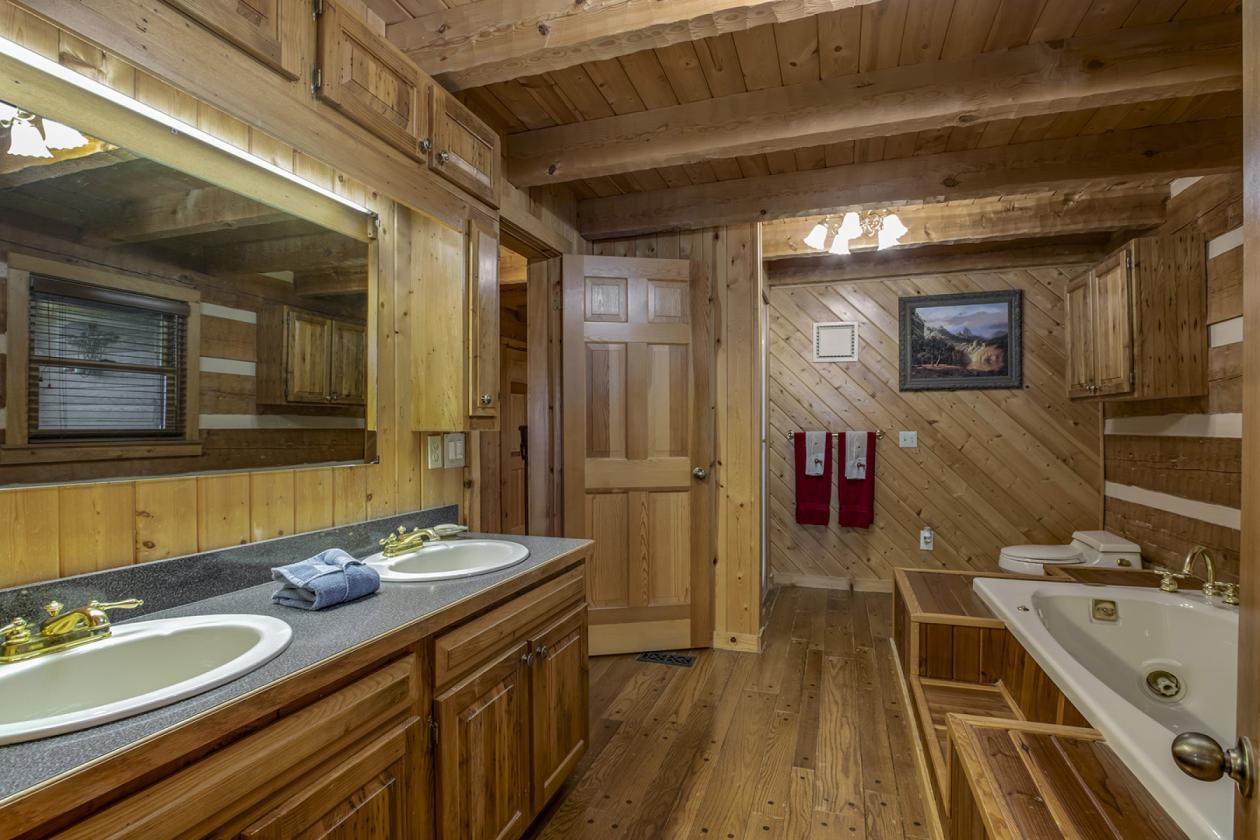 Beautiful log home on 33.95 acres - photo 20