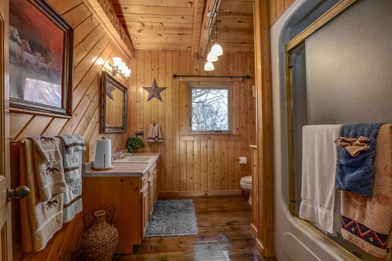 Beautiful log home on 33.95 acres - photo 23