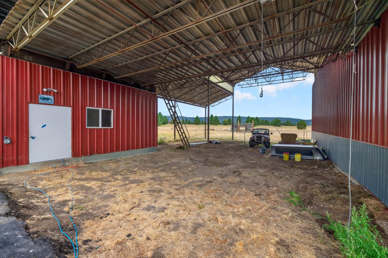 Horse Property in a mountain town - photo 9