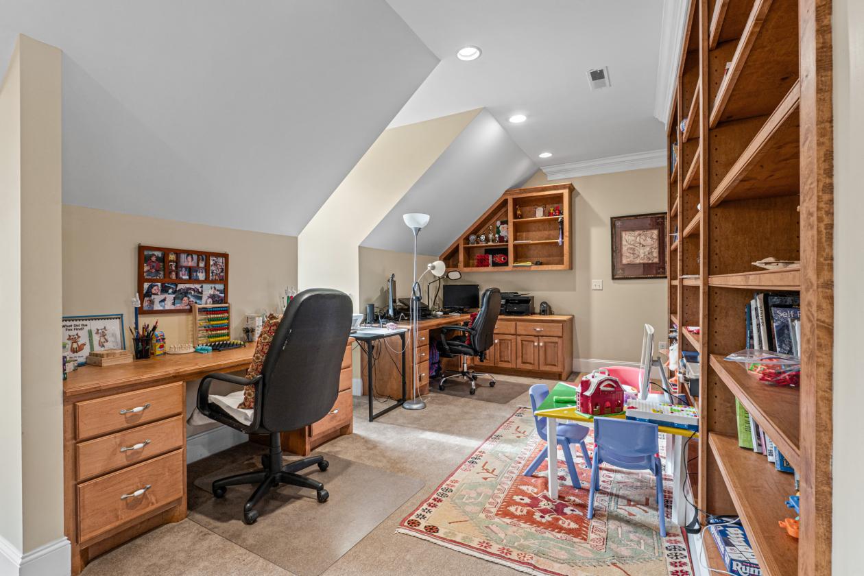 Custom home, pool and equestrian community! - photo 16