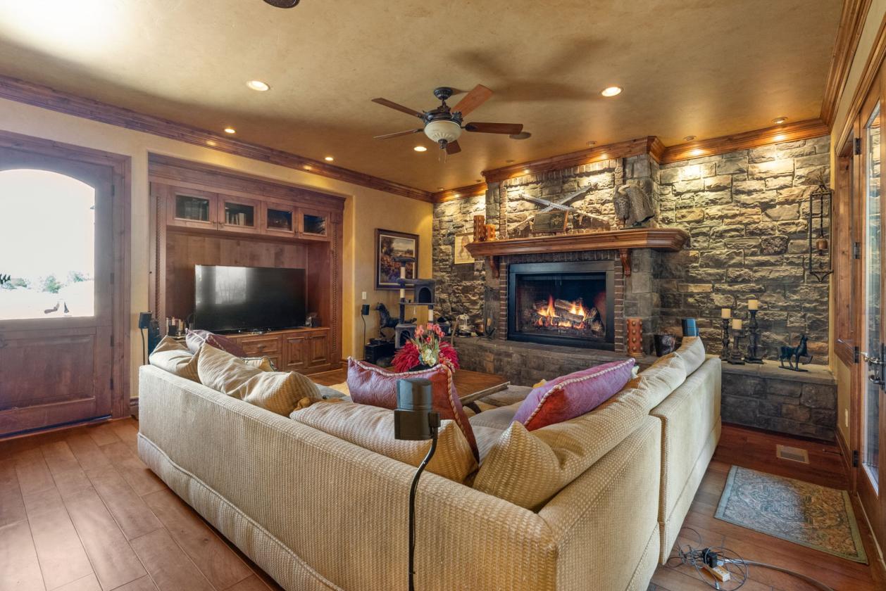 Extraordinary Estate in Pleasant Valley - photo 19