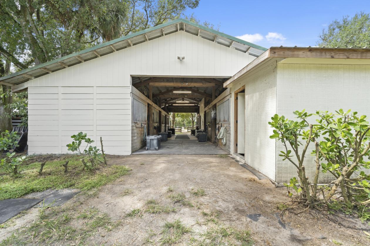 For the Horse Professional - 21 stalls/arena/pool - photo 9