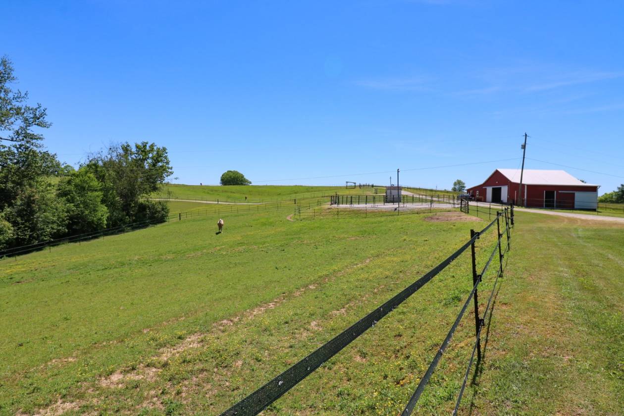 KENTUCKY HORSE FARM FOR SALE, WITH COUNTRY HOME & BARN in NANCY KY