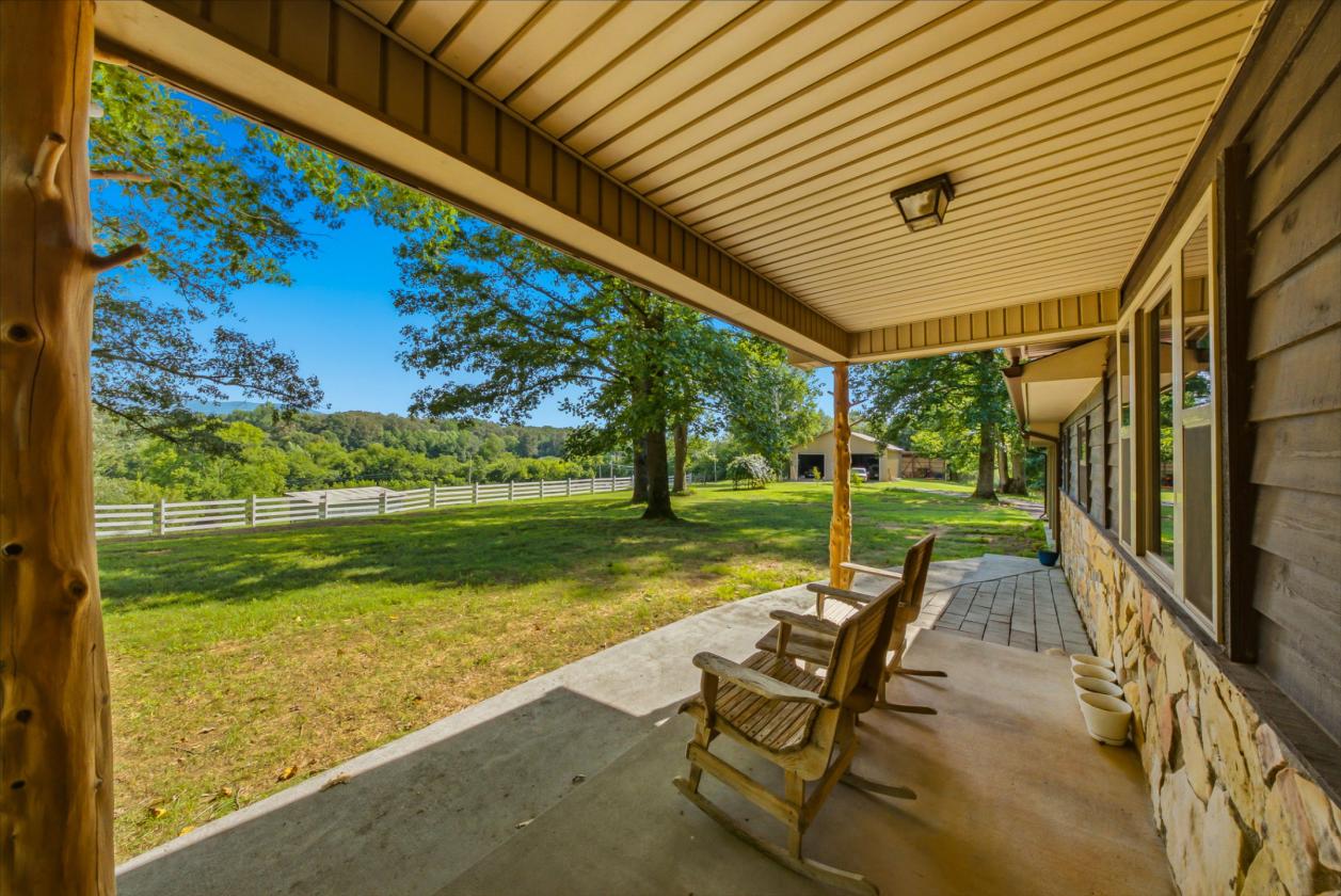 Horse property with mountain views! - photo 5