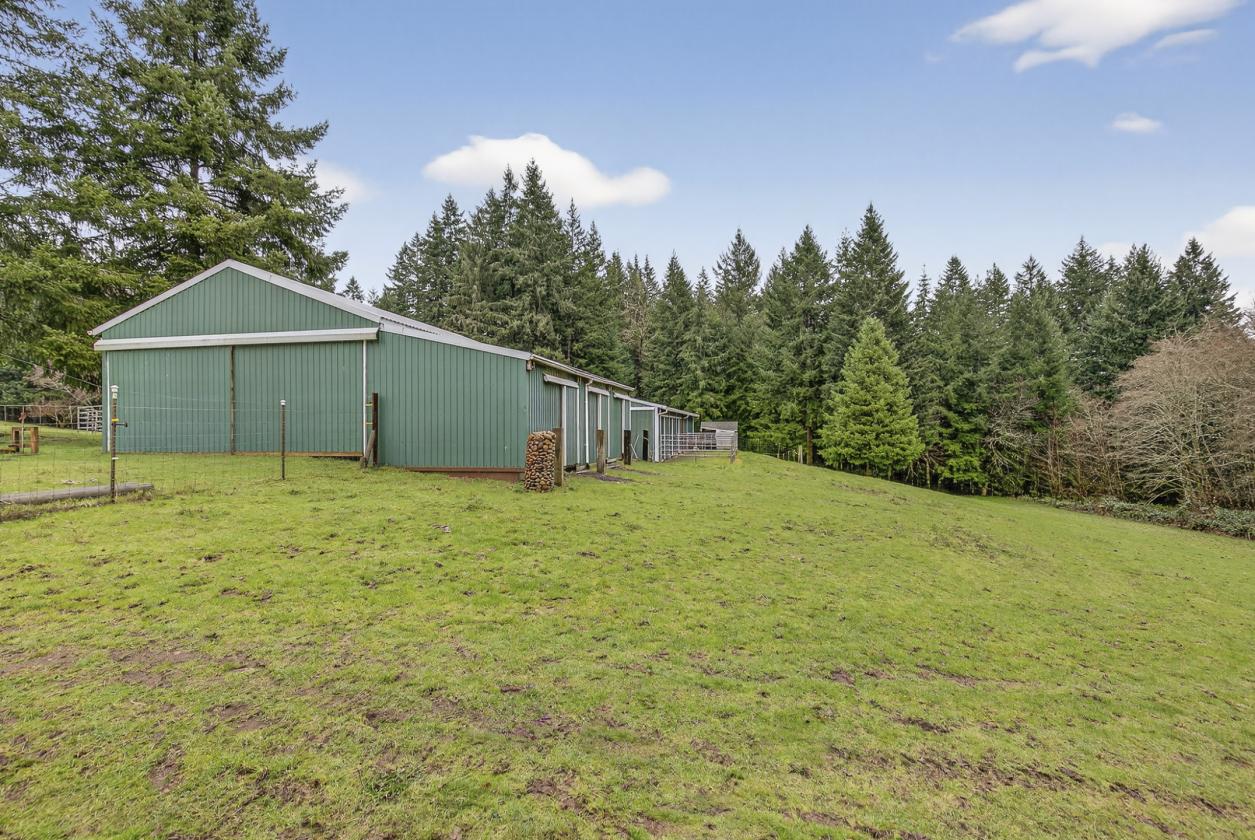 2 Barns with Lighted Arena & 3 Oversized Stalls - photo 7