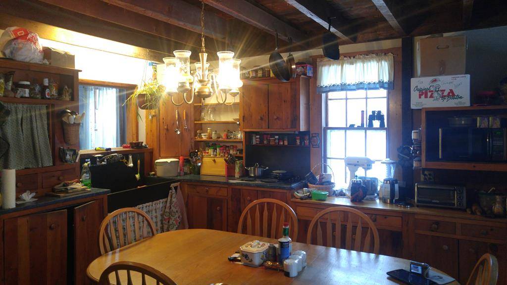 Classic antique centerchimney cape with large 2story, 3 stall barn