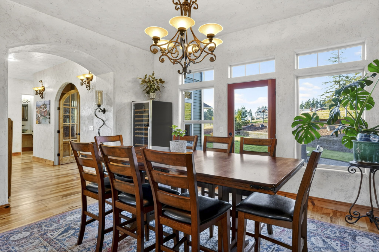 Custom Home on 10+Acres, Indoor Arena, 6 stalls - photo 9