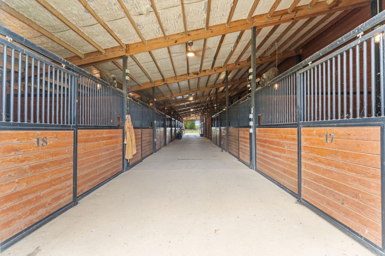 57 Stalls Indoor Arena ~Outdoor Arena ~25 Acres - photo 11