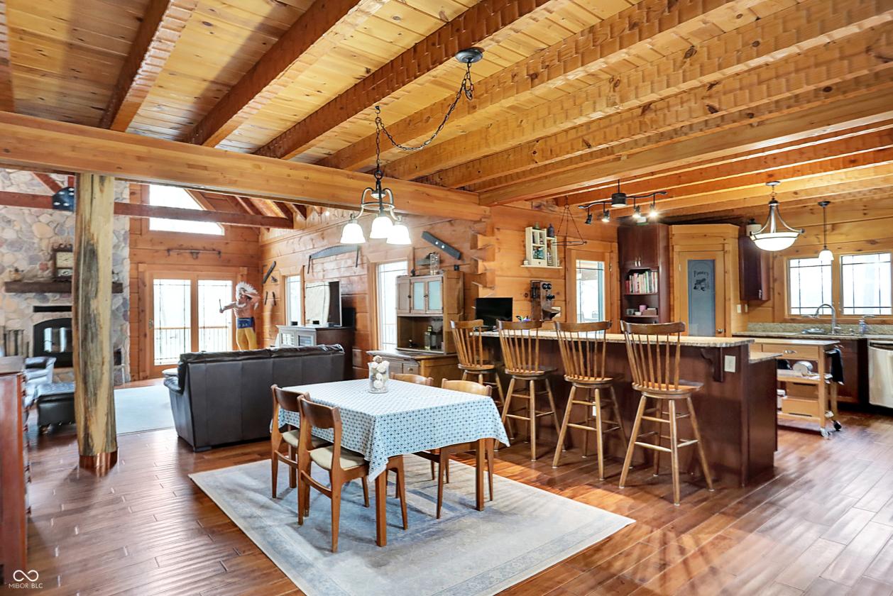 Stunning Barna log home on over 12 acres - photo 10