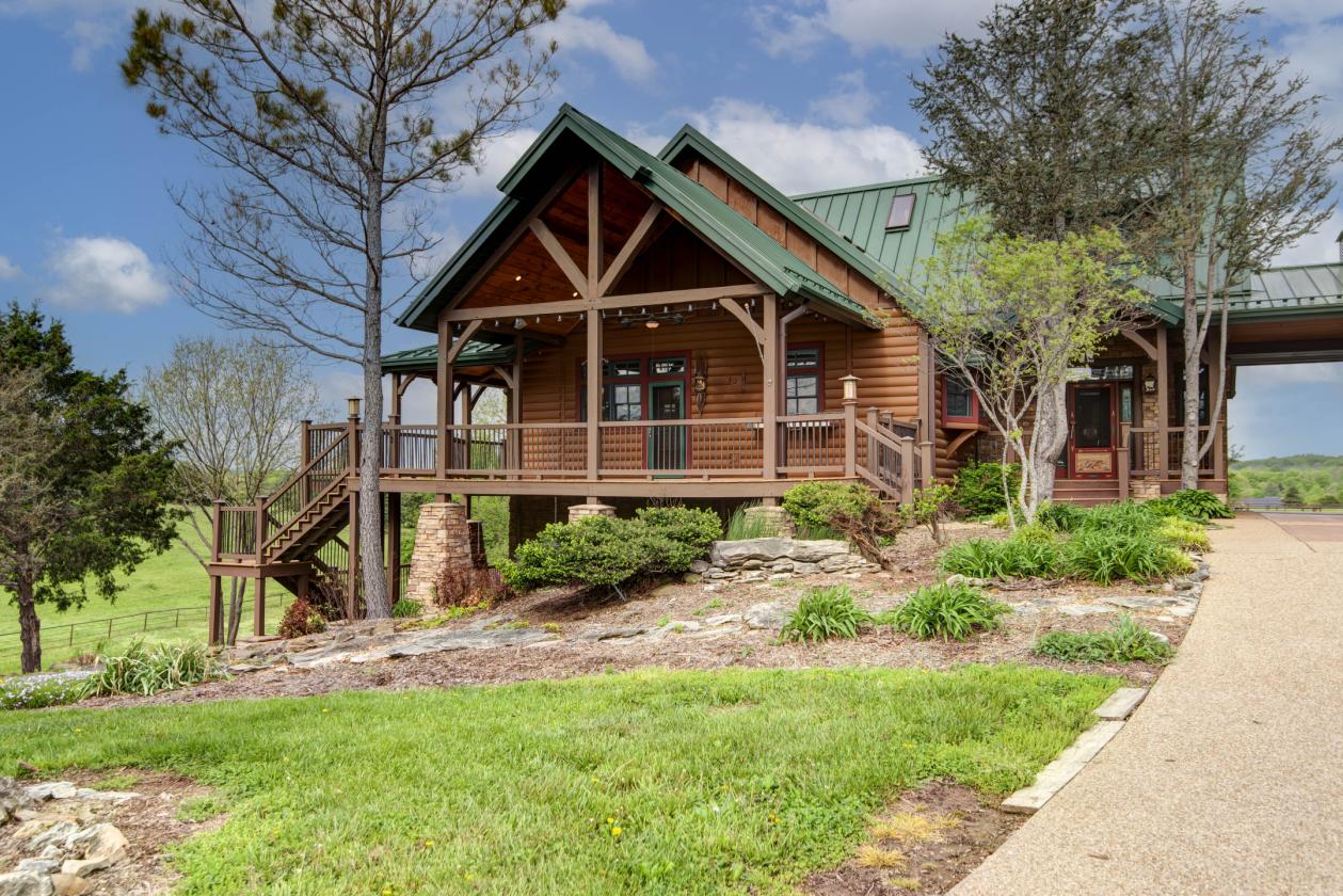 Gated estate located on a gently rolling 33 acres - photo 2