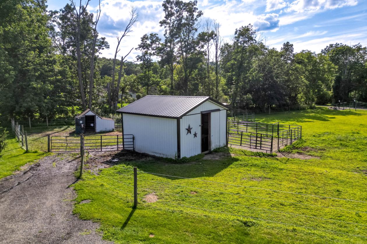 Equestrian Haven: Pool, Barns, Paddocks & More - photo 6